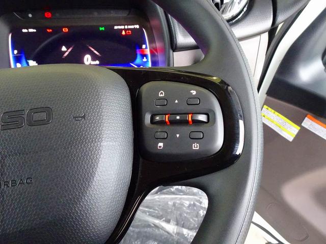 キャンター Ｗキャブ全低床　２ｔ　標準　垂直ＰＧ６００ｋｇ付　長：８７ｃｍ／有効長：７４ｃｍ　幅：１５７ｃｍ　左右リア支柱ＰＧスイッチ　運転席肘掛け　アドブルー　車線逸脱警報装置　トラクションコントロール　リアヒーター（17枚目）