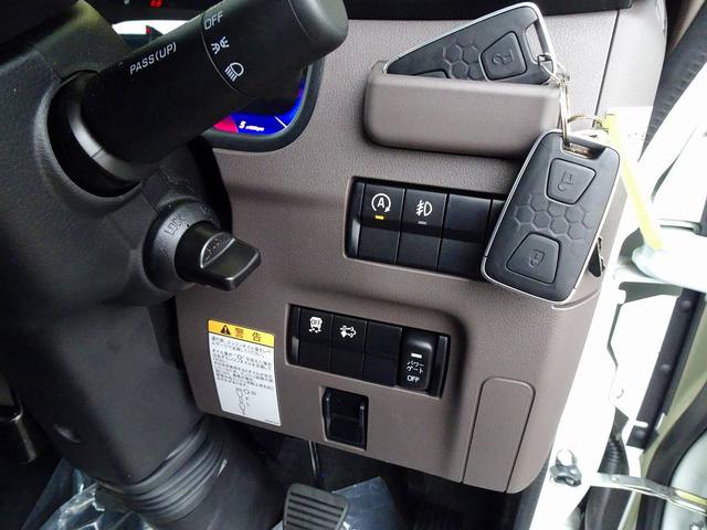 キャンター Ｗキャブ全低床　２ｔ　標準　垂直ＰＧ６００ｋｇ付　長：８７ｃｍ／有効長：７４ｃｍ　幅：１５７ｃｍ　左右リア支柱ＰＧスイッチ　運転席肘掛け　アドブルー　車線逸脱警報装置　トラクションコントロール　リアヒーター（18枚目）