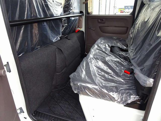 キャンター Ｗキャブ全低床　２ｔ　標準　垂直ＰＧ６００ｋｇ付　長：８７ｃｍ／有効長：７４ｃｍ　幅：１５７ｃｍ　左右リア支柱ＰＧスイッチ　運転席肘掛け　アドブルー　車線逸脱警報装置　トラクションコントロール　リアヒーター（23枚目）