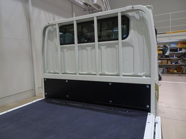 キャンター Ｗキャブ全低床　２ｔ　標準　垂直ＰＧ６００ｋｇ付　長：８７ｃｍ／有効長：７４ｃｍ　幅：１５７ｃｍ　左右リア支柱ＰＧスイッチ　運転席肘掛け　アドブルー　車線逸脱警報装置　トラクションコントロール　リアヒーター（28枚目）