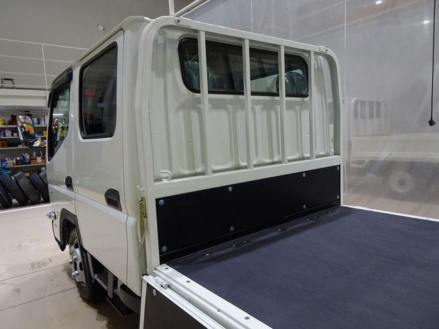 キャンター Ｗキャブ全低床　２ｔ　標準　垂直ＰＧ６００ｋｇ付　長：８７ｃｍ／有効長：７４ｃｍ　幅：１５７ｃｍ　左右リア支柱ＰＧスイッチ　運転席肘掛け　アドブルー　車線逸脱警報装置　トラクションコントロール　リアヒーター（29枚目）