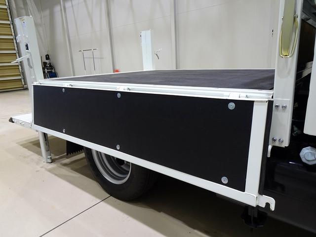 キャンター Ｗキャブ全低床　２ｔ　標準　垂直ＰＧ６００ｋｇ付　長：８７ｃｍ／有効長：７４ｃｍ　幅：１５７ｃｍ　左右リア支柱ＰＧスイッチ　運転席肘掛け　アドブルー　車線逸脱警報装置　トラクションコントロール　リアヒーター（30枚目）