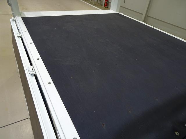 キャンター Ｗキャブ全低床　２ｔ　標準　垂直ＰＧ６００ｋｇ付　長：８７ｃｍ／有効長：７４ｃｍ　幅：１５７ｃｍ　左右リア支柱ＰＧスイッチ　運転席肘掛け　アドブルー　車線逸脱警報装置　トラクションコントロール　リアヒーター（31枚目）