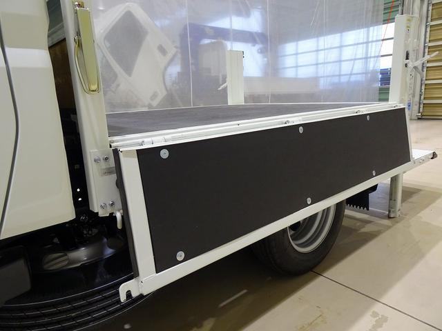 キャンター Ｗキャブ全低床　２ｔ　標準　垂直ＰＧ６００ｋｇ付　長：８７ｃｍ／有効長：７４ｃｍ　幅：１５７ｃｍ　左右リア支柱ＰＧスイッチ　運転席肘掛け　アドブルー　車線逸脱警報装置　トラクションコントロール　リアヒーター（32枚目）