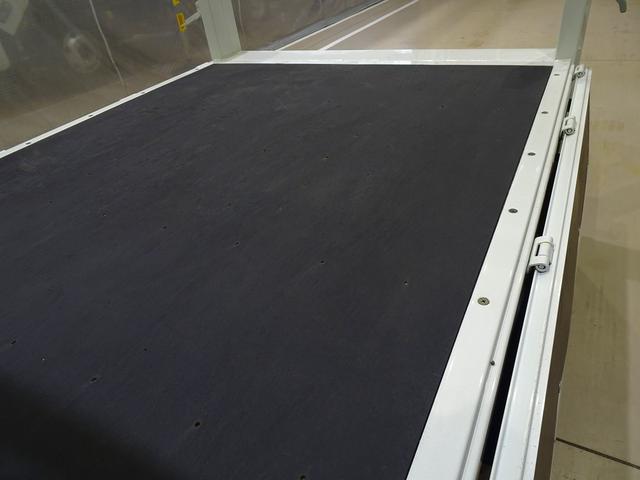 キャンター Ｗキャブ全低床　２ｔ　標準　垂直ＰＧ６００ｋｇ付　長：８７ｃｍ／有効長：７４ｃｍ　幅：１５７ｃｍ　左右リア支柱ＰＧスイッチ　運転席肘掛け　アドブルー　車線逸脱警報装置　トラクションコントロール　リアヒーター（33枚目）