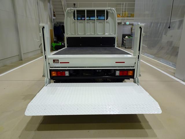 キャンター Ｗキャブ全低床　２ｔ　標準　垂直ＰＧ６００ｋｇ付　長：８７ｃｍ／有効長：７４ｃｍ　幅：１５７ｃｍ　左右リア支柱ＰＧスイッチ　運転席肘掛け　アドブルー　車線逸脱警報装置　トラクションコントロール　リアヒーター（34枚目）