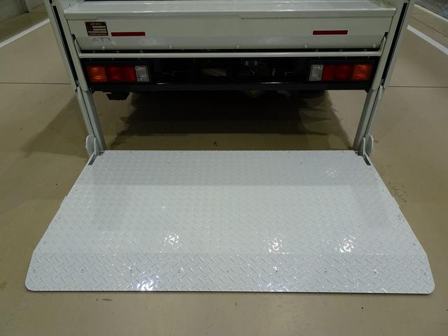 キャンター Ｗキャブ全低床　２ｔ　標準　垂直ＰＧ６００ｋｇ付　長：８７ｃｍ／有効長：７４ｃｍ　幅：１５７ｃｍ　左右リア支柱ＰＧスイッチ　運転席肘掛け　アドブルー　車線逸脱警報装置　トラクションコントロール　リアヒーター（35枚目）