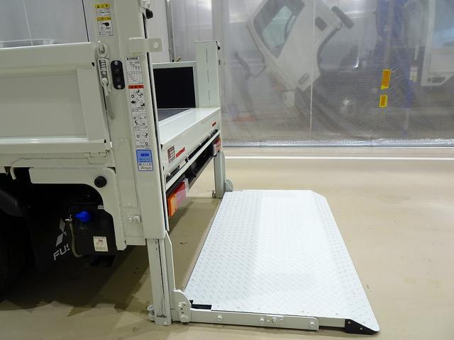 キャンター Ｗキャブ全低床　２ｔ　標準　垂直ＰＧ６００ｋｇ付　長：８７ｃｍ／有効長：７４ｃｍ　幅：１５７ｃｍ　左右リア支柱ＰＧスイッチ　運転席肘掛け　アドブルー　車線逸脱警報装置　トラクションコントロール　リアヒーター（36枚目）