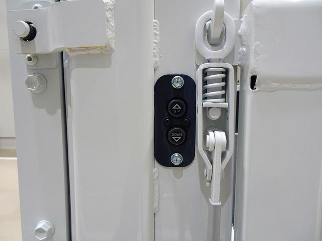 キャンター Ｗキャブ全低床　２ｔ　標準　垂直ＰＧ６００ｋｇ付　長：８７ｃｍ／有効長：７４ｃｍ　幅：１５７ｃｍ　左右リア支柱ＰＧスイッチ　運転席肘掛け　アドブルー　車線逸脱警報装置　トラクションコントロール　リアヒーター（37枚目）