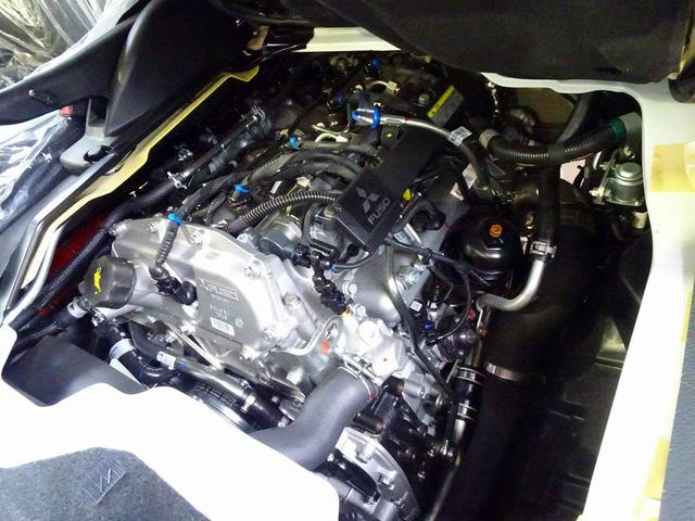 キャンター Ｗキャブ全低床　２ｔ　標準　垂直ＰＧ６００ｋｇ付　長：８７ｃｍ／有効長：７４ｃｍ　幅：１５７ｃｍ　左右リア支柱ＰＧスイッチ　運転席肘掛け　アドブルー　車線逸脱警報装置　トラクションコントロール　リアヒーター（41枚目）