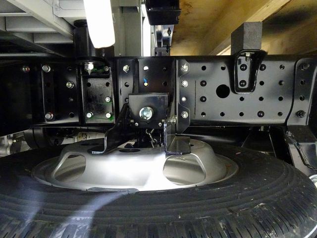 キャンター Ｗキャブ全低床　２ｔ　標準　垂直ＰＧ６００ｋｇ付　長：８７ｃｍ／有効長：７４ｃｍ　幅：１５７ｃｍ　左右リア支柱ＰＧスイッチ　運転席肘掛け　アドブルー　車線逸脱警報装置　トラクションコントロール　リアヒーター（42枚目）