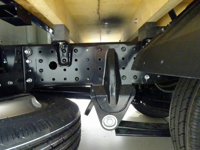 キャンター Ｗキャブ全低床　２ｔ　標準　垂直ＰＧ６００ｋｇ付　長：８７ｃｍ／有効長：７４ｃｍ　幅：１５７ｃｍ　左右リア支柱ＰＧスイッチ　運転席肘掛け　アドブルー　車線逸脱警報装置　トラクションコントロール　リアヒーター（43枚目）