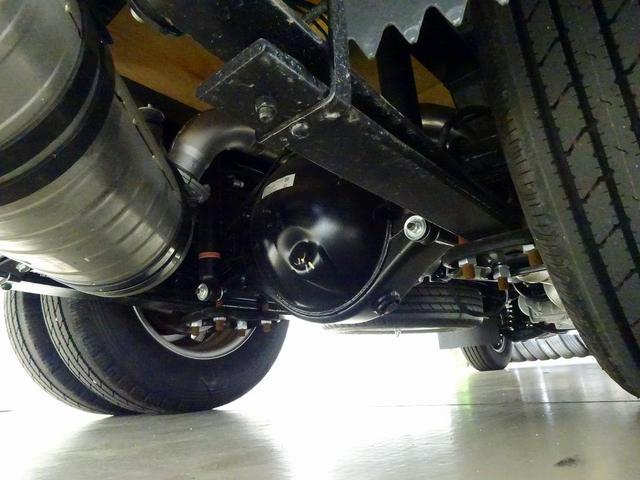 キャンター Ｗキャブ全低床　２ｔ　標準　垂直ＰＧ６００ｋｇ付　長：８７ｃｍ／有効長：７４ｃｍ　幅：１５７ｃｍ　左右リア支柱ＰＧスイッチ　運転席肘掛け　アドブルー　車線逸脱警報装置　トラクションコントロール　リアヒーター（45枚目）