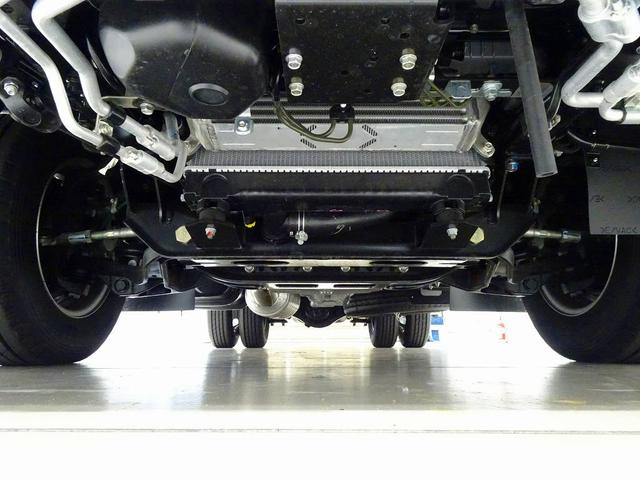 キャンター Ｗキャブ全低床　２ｔ　標準　垂直ＰＧ６００ｋｇ付　長：８７ｃｍ／有効長：７４ｃｍ　幅：１５７ｃｍ　左右リア支柱ＰＧスイッチ　運転席肘掛け　アドブルー　車線逸脱警報装置　トラクションコントロール　リアヒーター（46枚目）