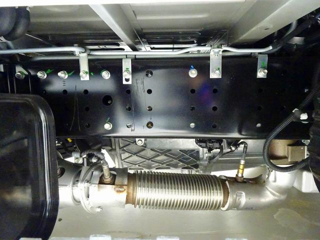 キャンター Ｗキャブ全低床　２ｔ　標準　垂直ＰＧ６００ｋｇ付　長：８７ｃｍ／有効長：７４ｃｍ　幅：１５７ｃｍ　左右リア支柱ＰＧスイッチ　運転席肘掛け　アドブルー　車線逸脱警報装置　トラクションコントロール　リアヒーター（47枚目）