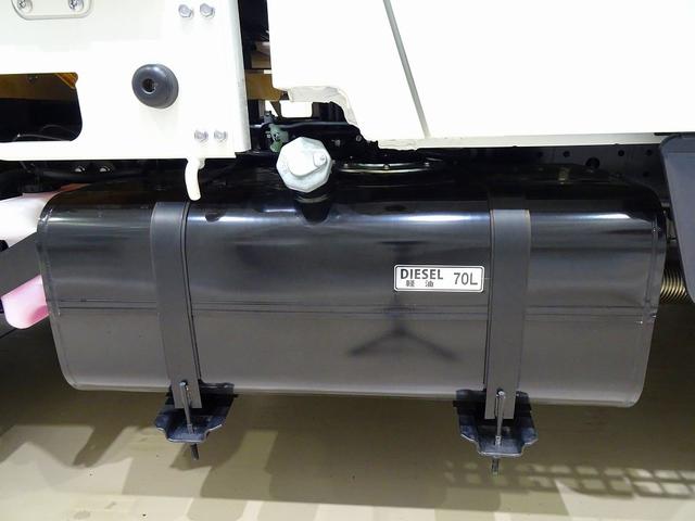 キャンター Ｗキャブ全低床　２ｔ　標準　垂直ＰＧ６００ｋｇ付　長：８７ｃｍ／有効長：７４ｃｍ　幅：１５７ｃｍ　左右リア支柱ＰＧスイッチ　運転席肘掛け　アドブルー　車線逸脱警報装置　トラクションコントロール　リアヒーター（48枚目）