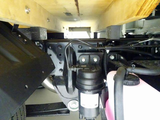 キャンター Ｗキャブ全低床　２ｔ　標準　垂直ＰＧ６００ｋｇ付　長：８７ｃｍ／有効長：７４ｃｍ　幅：１５７ｃｍ　左右リア支柱ＰＧスイッチ　運転席肘掛け　アドブルー　車線逸脱警報装置　トラクションコントロール　リアヒーター（49枚目）