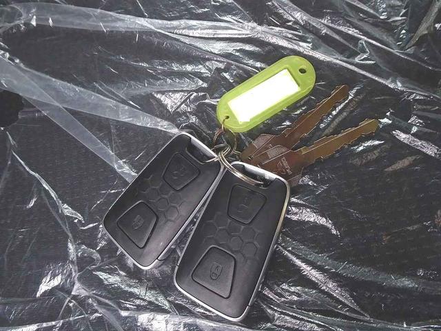 キャンター Ｗキャブ全低床　２ｔ　標準　垂直ＰＧ６００ｋｇ付　長：８７ｃｍ／有効長：７４ｃｍ　幅：１５７ｃｍ　左右リア支柱ＰＧスイッチ　運転席肘掛け　アドブルー　車線逸脱警報装置　トラクションコントロール　リアヒーター（50枚目）