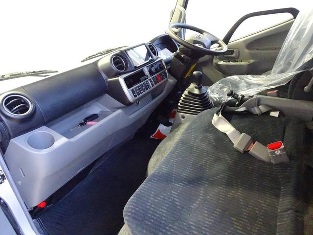 ダイナトラック フルジャストロー 2t 標準セミロング 平ボデー 総重量5t未満 三方開 左右かるがるゲート アオリ三方上部プロテクター付 リアアオリチェーン2個 電動パーキングブレーキ 車線逸脱警報装置 トラクションコントロール(7枚目)