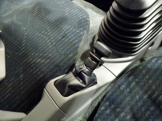 ダイナトラック フルジャストロー 2t 標準セミロング 平ボデー 総重量5t未満 三方開 左右かるがるゲート アオリ三方上部プロテクター付 リアアオリチェーン2個 電動パーキングブレーキ 車線逸脱警報装置 トラクションコントロール(17枚目)