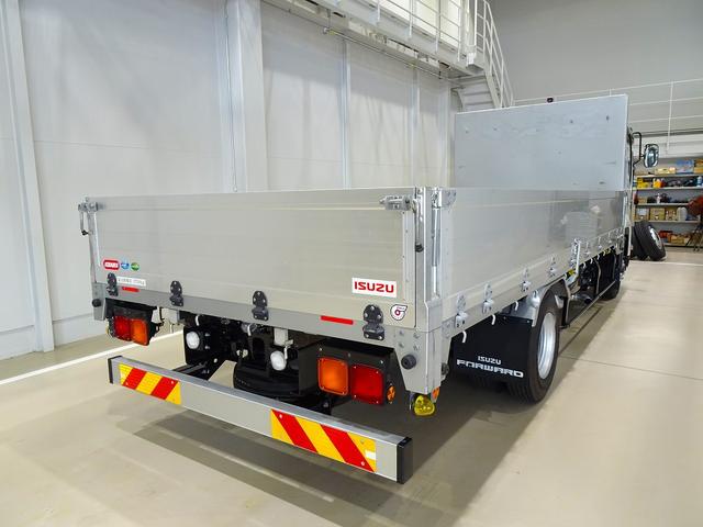 フォワード 　３．７５ｔ　標準ベッドレス　アルミアオリ　平ボデー　リアエアサス　三方開　左右セイコーラック　左右リア支柱脱着可　横ねた１５本　前立て鳥居鉄板張り／丸フック４個　左右床端ラッシングレールフック付（3枚目）