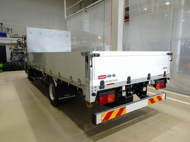 フォワード 　３．７５ｔ　標準ベッドレス　アルミアオリ　平ボデー　リアエアサス　三方開　左右セイコーラック　左右リア支柱脱着可　横ねた１５本　前立て鳥居鉄板張り／丸フック４個　左右床端ラッシングレールフック付（4枚目）