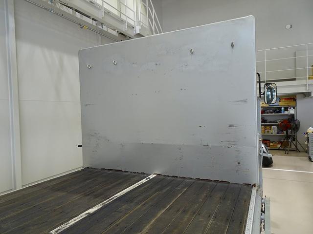 フォワード 　３．７５ｔ　標準ベッドレス　アルミアオリ　平ボデー　リアエアサス　三方開　左右セイコーラック　左右リア支柱脱着可　横ねた１５本　前立て鳥居鉄板張り／丸フック４個　左右床端ラッシングレールフック付（28枚目）