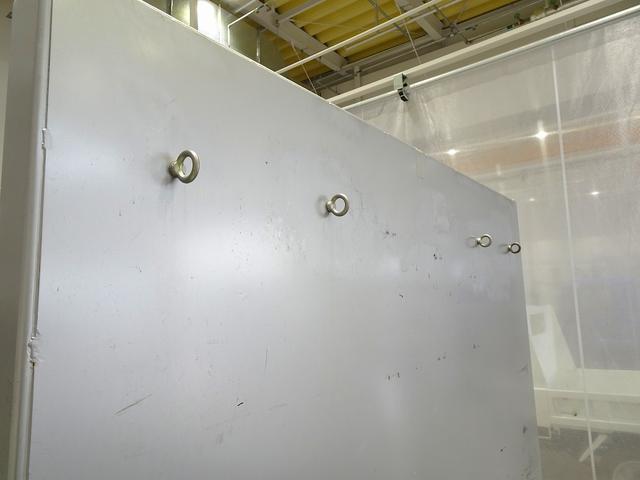 フォワード 　３．７５ｔ　標準ベッドレス　アルミアオリ　平ボデー　リアエアサス　三方開　左右セイコーラック　左右リア支柱脱着可　横ねた１５本　前立て鳥居鉄板張り／丸フック４個　左右床端ラッシングレールフック付（30枚目）