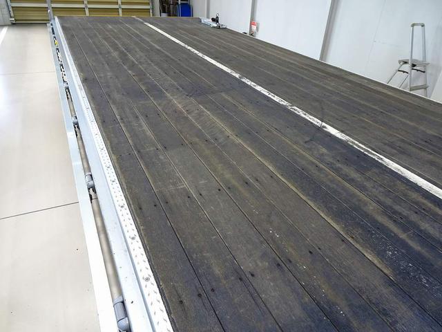 フォワード 　３．７５ｔ　標準ベッドレス　アルミアオリ　平ボデー　リアエアサス　三方開　左右セイコーラック　左右リア支柱脱着可　横ねた１５本　前立て鳥居鉄板張り／丸フック４個　左右床端ラッシングレールフック付（32枚目）