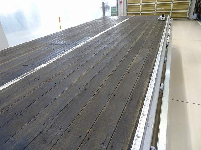 フォワード 　３．７５ｔ　標準ベッドレス　アルミアオリ　平ボデー　リアエアサス　三方開　左右セイコーラック　左右リア支柱脱着可　横ねた１５本　前立て鳥居鉄板張り／丸フック４個　左右床端ラッシングレールフック付（34枚目）