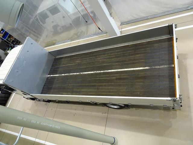 フォワード 　３．７５ｔ　標準ベッドレス　アルミアオリ　平ボデー　リアエアサス　三方開　左右セイコーラック　左右リア支柱脱着可　横ねた１５本　前立て鳥居鉄板張り／丸フック４個　左右床端ラッシングレールフック付（37枚目）