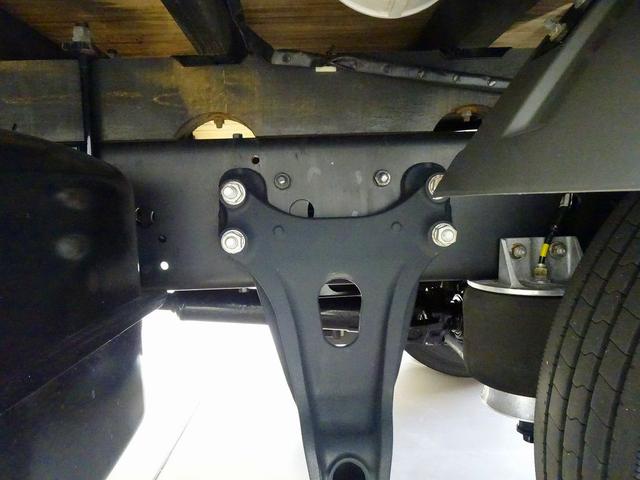 フォワード 　３．７５ｔ　標準ベッドレス　アルミアオリ　平ボデー　リアエアサス　三方開　左右セイコーラック　左右リア支柱脱着可　横ねた１５本　前立て鳥居鉄板張り／丸フック４個　左右床端ラッシングレールフック付（42枚目）