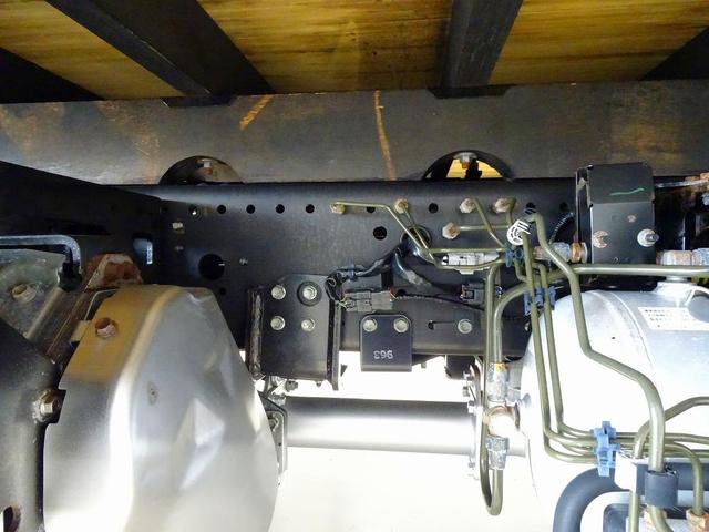 フォワード 　３．７５ｔ　標準ベッドレス　アルミアオリ　平ボデー　リアエアサス　三方開　左右セイコーラック　左右リア支柱脱着可　横ねた１５本　前立て鳥居鉄板張り／丸フック４個　左右床端ラッシングレールフック付（46枚目）