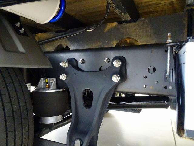 フォワード 　３．７５ｔ　標準ベッドレス　アルミアオリ　平ボデー　リアエアサス　三方開　左右セイコーラック　左右リア支柱脱着可　横ねた１５本　前立て鳥居鉄板張り／丸フック４個　左右床端ラッシングレールフック付（47枚目）