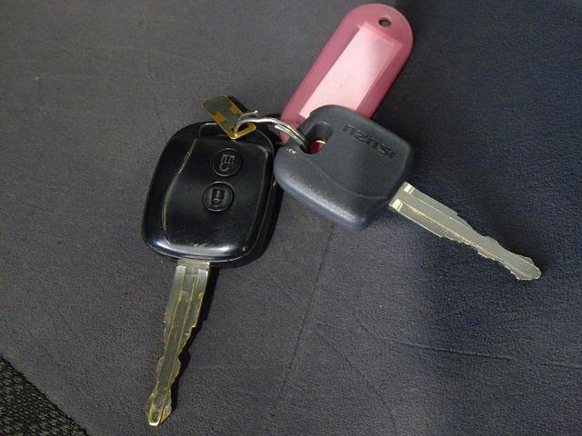 フォワード 　３．７５ｔ　標準ベッドレス　アルミアオリ　平ボデー　リアエアサス　三方開　左右セイコーラック　左右リア支柱脱着可　横ねた１５本　前立て鳥居鉄板張り／丸フック４個　左右床端ラッシングレールフック付（49枚目）