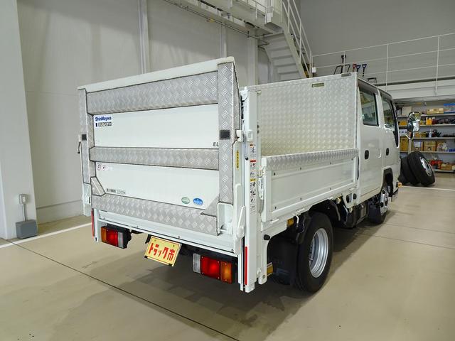 エルフトラック フルフラットロー　２ｔ　標準　Ｗキャブ／垂直ＰＧ８００ｋｇ付　長：１００ｃｍ／有効長：８０ｃｍ　幅：１５８ｃｍ　左右リア支柱ＰＧスイッチ　床板張替え　埋め込みフック４対　アオリ上部／前立て鳥居アルミ縞鋼板　鳥居作業灯（3枚目）