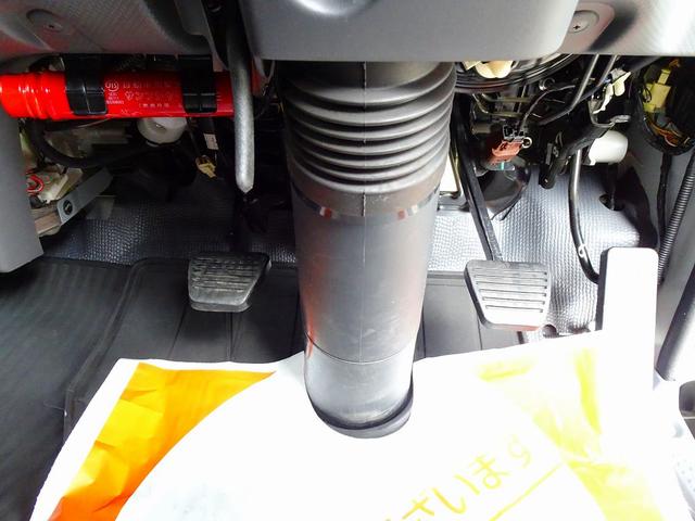 エルフトラック フルフラットロー　２ｔ　標準　Ｗキャブ／垂直ＰＧ８００ｋｇ付　長：１００ｃｍ／有効長：８０ｃｍ　幅：１５８ｃｍ　左右リア支柱ＰＧスイッチ　床板張替え　埋め込みフック４対　アオリ上部／前立て鳥居アルミ縞鋼板　鳥居作業灯（15枚目）