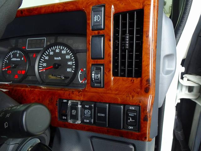 エルフトラック フルフラットロー　２ｔ　標準　Ｗキャブ／垂直ＰＧ８００ｋｇ付　長：１００ｃｍ／有効長：８０ｃｍ　幅：１５８ｃｍ　左右リア支柱ＰＧスイッチ　床板張替え　埋め込みフック４対　アオリ上部／前立て鳥居アルミ縞鋼板　鳥居作業灯（16枚目）