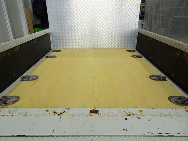 エルフトラック フルフラットロー　２ｔ　標準　Ｗキャブ／垂直ＰＧ８００ｋｇ付　長：１００ｃｍ／有効長：８０ｃｍ　幅：１５８ｃｍ　左右リア支柱ＰＧスイッチ　床板張替え　埋め込みフック４対　アオリ上部／前立て鳥居アルミ縞鋼板　鳥居作業灯（23枚目）