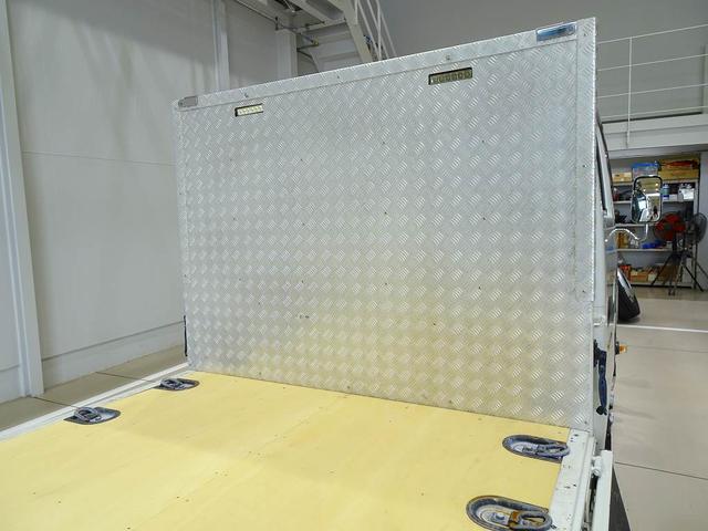 エルフトラック フルフラットロー　２ｔ　標準　Ｗキャブ／垂直ＰＧ８００ｋｇ付　長：１００ｃｍ／有効長：８０ｃｍ　幅：１５８ｃｍ　左右リア支柱ＰＧスイッチ　床板張替え　埋め込みフック４対　アオリ上部／前立て鳥居アルミ縞鋼板　鳥居作業灯（26枚目）