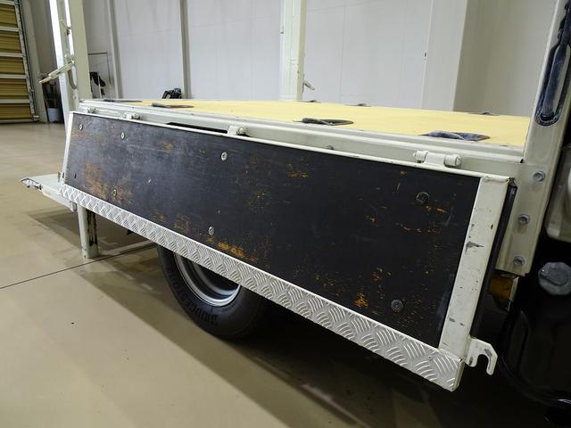 エルフトラック フルフラットロー　２ｔ　標準　Ｗキャブ／垂直ＰＧ８００ｋｇ付　長：１００ｃｍ／有効長：８０ｃｍ　幅：１５８ｃｍ　左右リア支柱ＰＧスイッチ　床板張替え　埋め込みフック４対　アオリ上部／前立て鳥居アルミ縞鋼板　鳥居作業灯（28枚目）