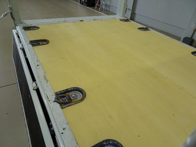 エルフトラック フルフラットロー　２ｔ　標準　Ｗキャブ／垂直ＰＧ８００ｋｇ付　長：１００ｃｍ／有効長：８０ｃｍ　幅：１５８ｃｍ　左右リア支柱ＰＧスイッチ　床板張替え　埋め込みフック４対　アオリ上部／前立て鳥居アルミ縞鋼板　鳥居作業灯（29枚目）