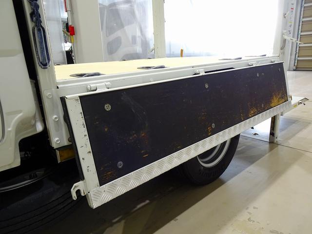 エルフトラック フルフラットロー　２ｔ　標準　Ｗキャブ／垂直ＰＧ８００ｋｇ付　長：１００ｃｍ／有効長：８０ｃｍ　幅：１５８ｃｍ　左右リア支柱ＰＧスイッチ　床板張替え　埋め込みフック４対　アオリ上部／前立て鳥居アルミ縞鋼板　鳥居作業灯（30枚目）