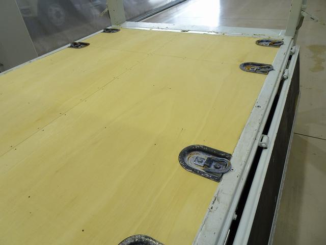 エルフトラック フルフラットロー　２ｔ　標準　Ｗキャブ／垂直ＰＧ８００ｋｇ付　長：１００ｃｍ／有効長：８０ｃｍ　幅：１５８ｃｍ　左右リア支柱ＰＧスイッチ　床板張替え　埋め込みフック４対　アオリ上部／前立て鳥居アルミ縞鋼板　鳥居作業灯（31枚目）