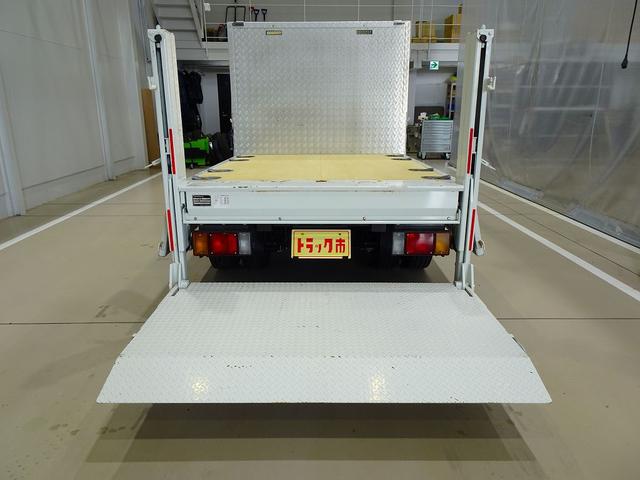 エルフトラック フルフラットロー　２ｔ　標準　Ｗキャブ／垂直ＰＧ８００ｋｇ付　長：１００ｃｍ／有効長：８０ｃｍ　幅：１５８ｃｍ　左右リア支柱ＰＧスイッチ　床板張替え　埋め込みフック４対　アオリ上部／前立て鳥居アルミ縞鋼板　鳥居作業灯（32枚目）