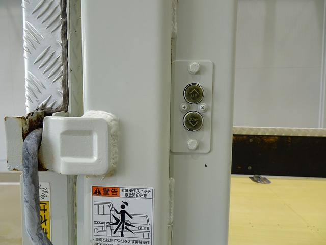 エルフトラック フルフラットロー　２ｔ　標準　Ｗキャブ／垂直ＰＧ８００ｋｇ付　長：１００ｃｍ／有効長：８０ｃｍ　幅：１５８ｃｍ　左右リア支柱ＰＧスイッチ　床板張替え　埋め込みフック４対　アオリ上部／前立て鳥居アルミ縞鋼板　鳥居作業灯（35枚目）