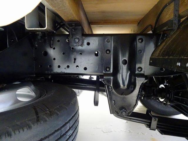 エルフトラック フルフラットロー　２ｔ　標準　Ｗキャブ／垂直ＰＧ８００ｋｇ付　長：１００ｃｍ／有効長：８０ｃｍ　幅：１５８ｃｍ　左右リア支柱ＰＧスイッチ　床板張替え　埋め込みフック４対　アオリ上部／前立て鳥居アルミ縞鋼板　鳥居作業灯（41枚目）