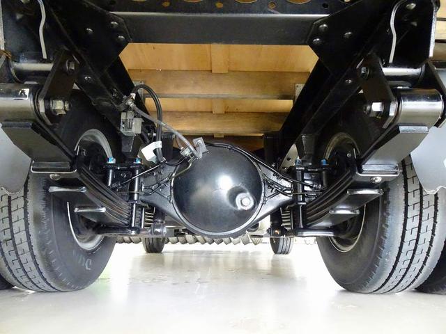 エルフトラック フルフラットロー　２ｔ　標準　Ｗキャブ／垂直ＰＧ８００ｋｇ付　長：１００ｃｍ／有効長：８０ｃｍ　幅：１５８ｃｍ　左右リア支柱ＰＧスイッチ　床板張替え　埋め込みフック４対　アオリ上部／前立て鳥居アルミ縞鋼板　鳥居作業灯（43枚目）