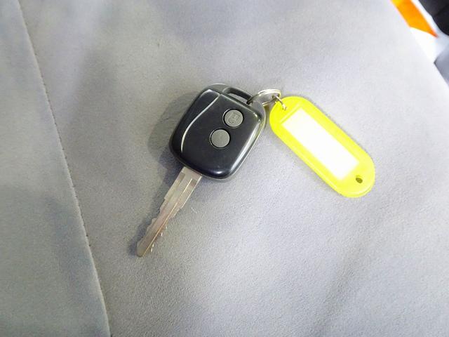 エルフトラック フルフラットロー　２ｔ　標準　Ｗキャブ／垂直ＰＧ８００ｋｇ付　長：１００ｃｍ／有効長：８０ｃｍ　幅：１５８ｃｍ　左右リア支柱ＰＧスイッチ　床板張替え　埋め込みフック４対　アオリ上部／前立て鳥居アルミ縞鋼板　鳥居作業灯（49枚目）