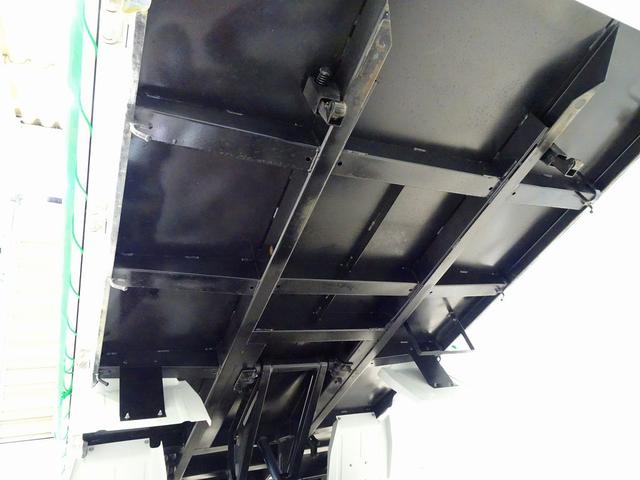 エルフトラック フルフラットロー 2t 4WD(切替式) 強化ダンプ 新明和/DR2-0110SY 三方開 手動コボレーン付(38cm) ルームミラー式バックモニター アドブルー 車線逸脱警報装置 トラクションコントロール(26枚目)